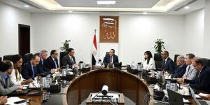 رئيس الوزراء يُتابع الإجراءات والموقف التنفيذي لمشروعات تحلية مياه البحر