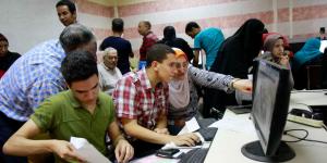 أثناء إنهاء إجراءات استلام الملفات.. تراشق بالألفاظ بين موظفى مكتب التنسيق يؤدى إلى زحام شديد للطلاب