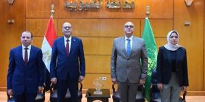 وزير العمل ومحافظ القليوبية يسلمان عقود عمل لعدد من المواطنين 