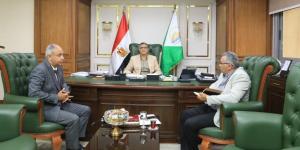 محافظ الجيزة يلتقي مساعد وزير الصحة لبحث دعم وتطوير المنشآت الطبية