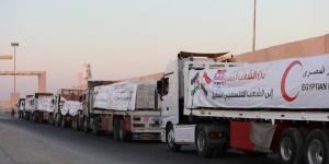 الهلال الأحمر يدفع بأكثر من 1500 طن مساعدات بقافلة زاد العزة إلى غزة