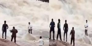 تيار مائي هائج يجرف مؤثراً هندياً