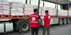 الهلال الأحمر: أكثر من 1500 طن مساعدات إغاثية في قافلة «زاد العزة» الـ 24 إلى غزة