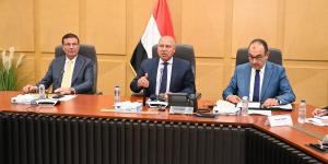 الوزير يبحث مع وزيري الزراعة وقطاع الأعمال تعظيم زراعة الكتان