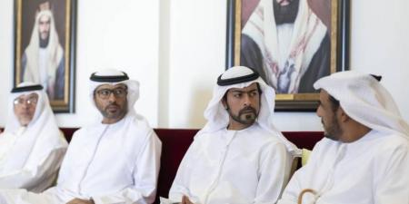 خليفة بن طحنون يُقدّم واجب العزاء في وفاة شمسة صالح الفلاحي