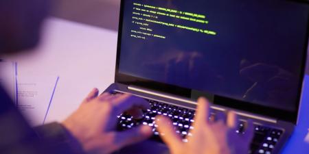 آبل تستعين بخبرات أنثروبيك لابتكار منصة برمجة تعمل بالذكاء الاصطناعي