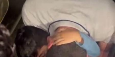 إنقاذ طفله أجنبى علقت  قدميه داخل مصعد بعقار فى الإسماعيلية