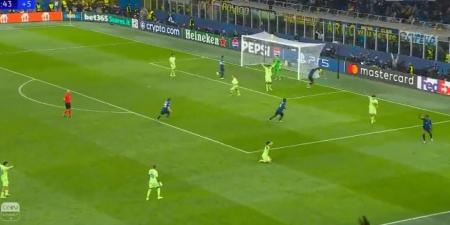 شاهد.. أتشيربي يدرك التعادل لـ إنتر ميلان ضد برشلونة