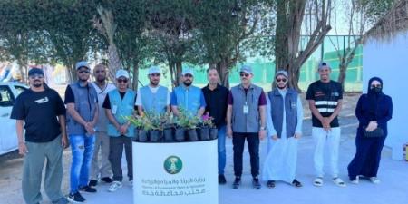 بيئة جدة توزع 300 شتلة زراعية لمرتادي شاطئ المحازم و“بيئة الطائف” تزرع 250 شتلة كسياج نباتي دعمًا للمزارعين