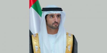 حمدان بن محمد يعزي في وفاة علي السادة مدير دفاع مدني دبي الأسبق