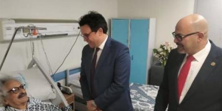 وزير الثقافة يزور الأديب صنع الله إبراهيم للاطمئنان على صحته بعد الجراحة