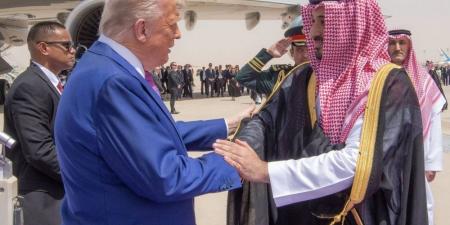 الرئيس الأمريكي يصل السعودية في زيارة دولة وولي العهد في مقدمة مستقبليه