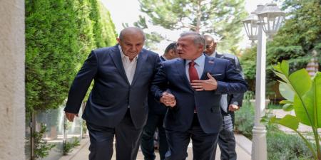 الملك يزور إياد علاوي في منزله معزيا بوفاة نجله