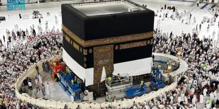 رفع كسوة الكعبة المشرفة استعدادًا لموسم حج (1446هـ)