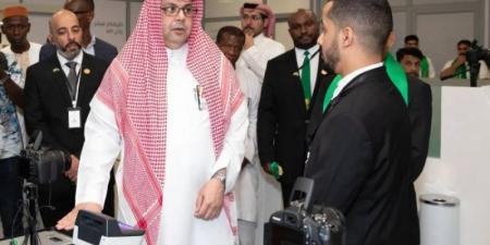 السفير القثامي يتفقد صالة مبادرة طريق مكة في مطار أبيدجان