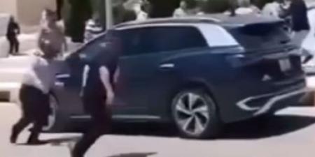 بالفيديو ..  طلبة بجامعة عجلون الاهلية يحاولون مهاجمة رئاسة الجامعة بسبب حفلة تخرج