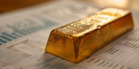الذهب يربح 46 دولاراً وسط ضغط على الدولار وتأثير تخفيض التصنيف الائتماني لأمريكا