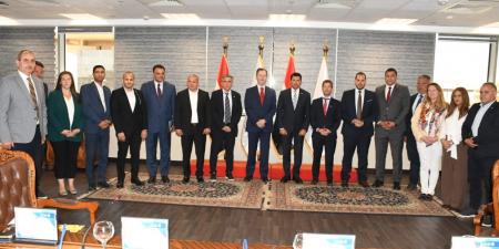 وزير الشباب يبحث التعاون مع السفير الإسباني وممثلي نادي فياريال