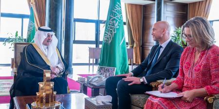 أمير تبوك يستقبل القنصل العام الفرنسي