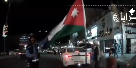 "العلم الأردني لا يُربط" ..  لفتة وطنية لرقيب سير تلفت إعجاب الأردنيين
