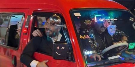العرض الخاص لفيلم ريستارت: تامر حسني يخطف الأنظار على السجادة الحمراء بسيارته "تمناية"