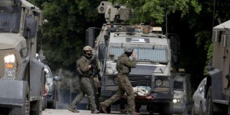 الاحتلال يفجّر منزل شهيد في نابلس… واشتباكات واعتقالات تطال مدن الضفة