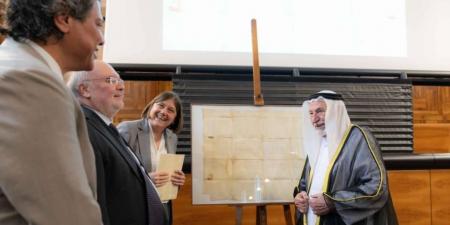 سلطان يهدي جامعة «القلب المقدس» في ميلانو مخطوط تاريخي وكتاب «مرسوم بابوي»