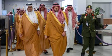 عبدالعزيز بن سعود يزور صالة مبادرة طريق مكة في مطار الملك عبدالعزيز الدولي بجدة