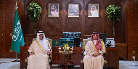 عبدالعزيز بن سعود يلتقي نائب أمير منطقة مكة المكرمة وأعضاء اللجنة الدائمة للحج والعمرة بإمارة المنطقة