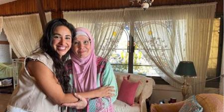 آية سماحة تزور مشيرة إسماعيل لتقديم اعتذار رسمي بعد أزمة العيادة البيطرية