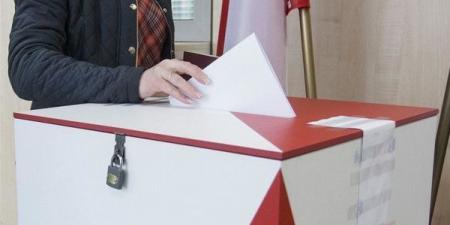 بولندا: الناخبون يتوجهون إلى صناديق الاقتراع لاختيار رئيسهم في جولة الإعادة