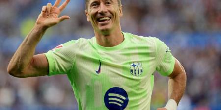 ليفاندوفسكي يحسم موقفه من الرحيل عن برشلونة