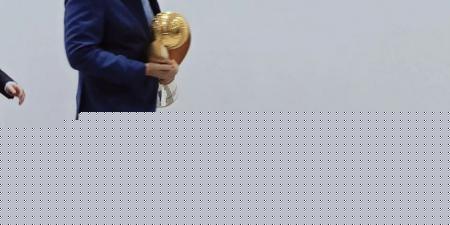 ممدوح عيد يحضر اجتماع الاندية بالجبلاية مصطحبا كأس دوري الابطال 
