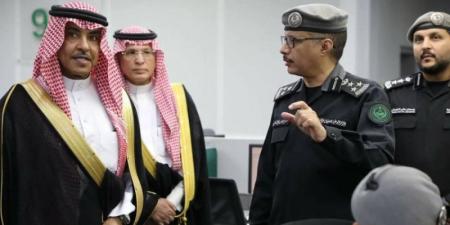 وزير الإعلام يزور مركز العمليات الأمنية الموحدة (911) بمنطقة مكة المكرمة