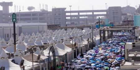 تفويج الحجاج المتعجلين من مشعر منى.. ووزارة السياحة تتابع ميدانيًا
