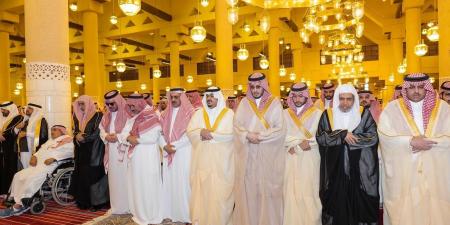 نائب أمير الرياض يؤدي صلاة الميت على عبدالله القحطاني