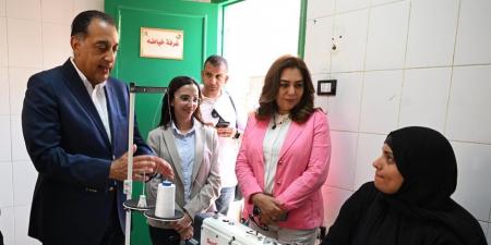 رئيس الوزراء يتفقد "مشغل البحراوية" بقرية زاوية صقر