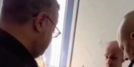 (فيديو) بن غفير يهدد الأسير مروان البرغوثي بعد اقتحام زنزانته.. ومخاوف من إعدامه