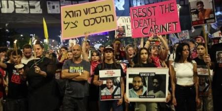 متظاهرون يغلقون شارعا حيويا وسط تل أبيب للمطالبة بصفقة تبادل أسرى
