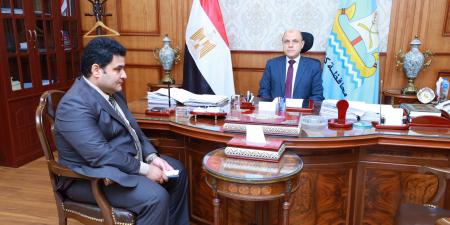محافظ كفرالشيخ يبحث تطوير وميكنة خدمات التأمين الصحى