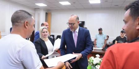 وزير العمل يُسلم عقود لكوادر مصرية للعمل في البوسنة والإمارات