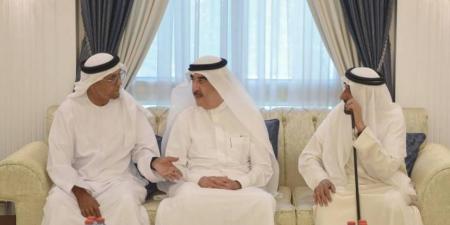 حاكم أم القيوين يقدِّم واجب العزاء في وفاة مريم بنت سلطان بن سالم القاسمي