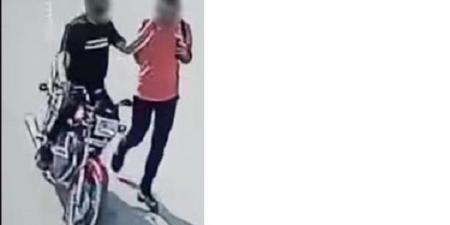 ضبط قائد دراجة نارية بمحاولة سرقة هاتف محمول بالقاهرة 