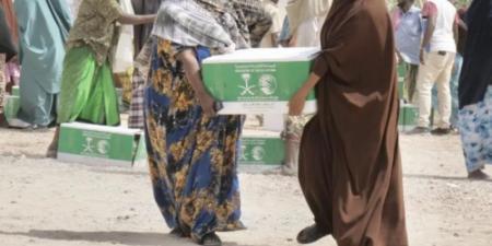 سلمان للإغاثة يوزّع 1,000 سلة غذائية في محافظة شبيلي الوسطى بالصومال