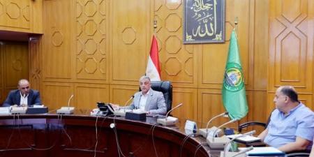 محافظ الإسماعيلية يستعرض منظومة التقنين واسترداد أراضي الدولة