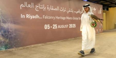 هجرس أصغر صقار يخطف الأنظار ويعزّز الموروث في المزاد الدولي
