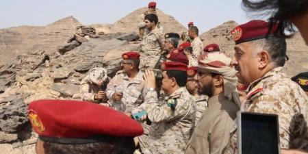 تحدث عن معركة قادمة.. وزير الدفاع يتفقد المواقع الأمامية في جبهات كتاف والبقع في صعدة معقل الحوثيين