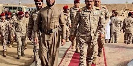ظهور قائد محوري البقع وكتاف رداد الهاشمي بالزي المدني برفقة وزير الدفاع يثير التندر والسخرية