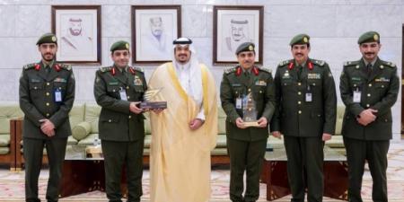 نائب أمير الرياض يكرّم جوازات المنطقة