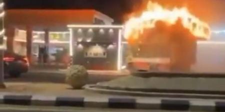 شاب سعودي يمنع كارثة وينقذ العشرات من موت محقق بمحطة وقود في الرياض